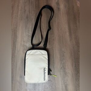 🦄 NWOT Lululemon Easy Access Crossbody Bag *limited edition*black&white*